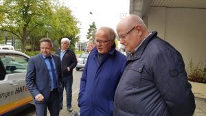 Bürgermeister Dirk Glaser und Stadtwerke-Geschäftsführer Jürgen Wille warten auf die Freigabe der Stromtankstelle für alle (Foto: RuhrkanalNEWS)