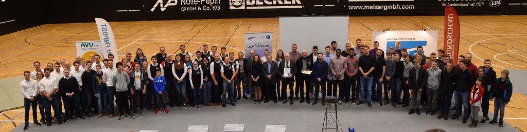Gruppenfoto aller EN-Sportler, die für ihre Leistungen 2017 geehrt wurden.(Foto: UvK/Ennepe-Ruhr-Kreis)